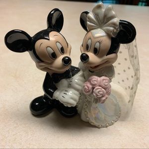 Mickey and Minnie Mouse wedding cake topper. Very cute.